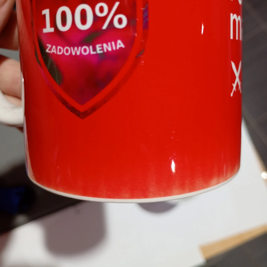 Przykład niepoprawnie dogrzanego dna kubka - dno kubka jest wyblakłe.